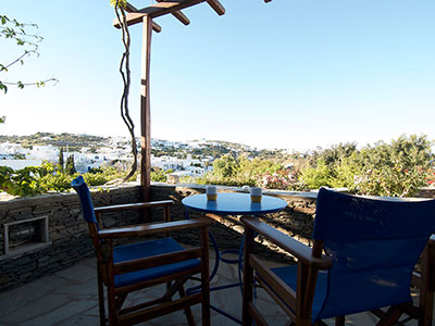 Βεράντα με θέα στην Απολλωνία στη Σίφνο