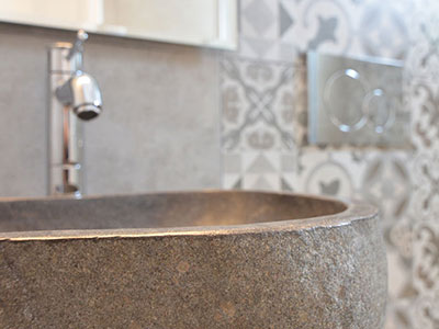 Εσωτερικό μπάνιου στα Στούντιος Νικολέτα