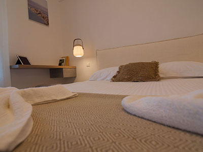 Διπλό κρεβάτι σε στούντιο στη Σίφνο